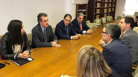 El consejero de Comercio, Francisco Mart&iacute;n, se re&uacute;ne con miembros de la C&aacute;mara de Comercio y de las asociaciones de comerciantes de Torrelavega