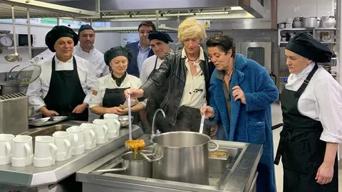 La consejera de Educaci&oacute;n, FP y Turismo, Marina Lomb&oacute;, con alumnos del instituto Fuente Fresnedo de Laredo durante las III Jornadas de la Carne de Tudanca de este centro educativo