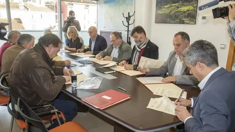 El vicepresidente y consejero de Universidades, Igualdad, Cultura y Deporte, Pablo Zuloaga, firma el convenio de colaboraci&oacute;n con varios ayuntamientos para el programa de recursos educativos