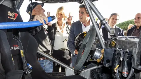 El vicepresidente de Cantabria y consejero de Universidades, Igualdad, Cultura y Deporte, Pablo Zuloaga, y la titular de Educaci&oacute;n, FP y Turismo, Marina Lomb&oacute;, con el piloto Chus Puras