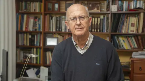 Santiago Echevarr&iacute;a, ex responsable del programa del Sida en el Hospital Valdecilla