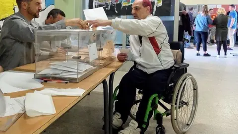 Una persona con discapacidad intelectual ejerciendo su derecho a voto el pasado 28 de abril.