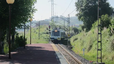 Un tren de cercan&iacute;as llegando a la estaci&oacute;n de Orejo, Marina de Cudeyo.      