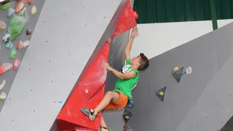 Un joven en el Campeonato de Espa&ntilde;a de Escalada Infantil y Cadete en Plasencia (C&aacute;ceres).