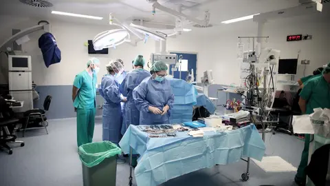 Personal sanitario del Hospital 12 de Octubre, momentos antes de una operaci&oacute;n en los quir&oacute;fanos pedi&aacute;tricos del centro, coincidiendo con la visita de la presidenta de la Comunidad de Madrid, en Madrid (Espa&ntilde;a), a 23 de octubre de 2019.
