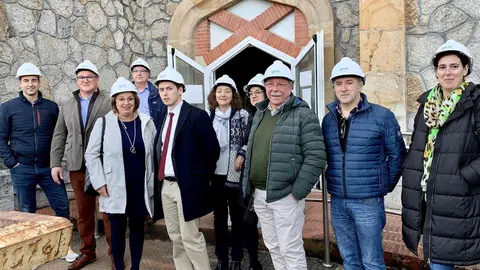 La Corporaci&oacute;n de Laredo visita las obras de la piscina