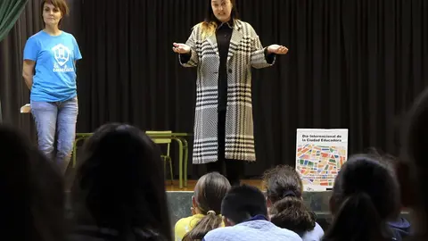 La concejala de Educaci&oacute;n en una jornada l&uacute;dico-formativa en el colegio Manuel Llano