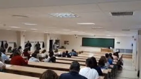 opositores en imagen de archivo