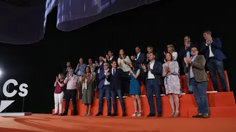 El expresidente de Ciudadanos Albert Rivera con sus compa&ntilde;eros de partido en el &uacute;ltimo Consejo General de Ciudadanos.