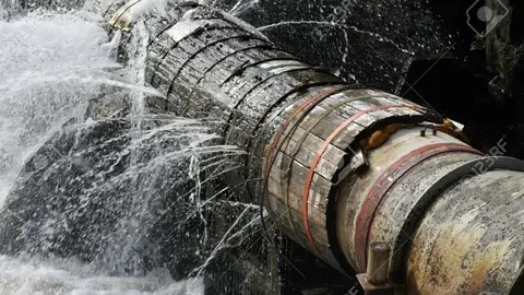 11553710-una-tubería-rota-que-las-fugas-de-agua-en-todas-direcciones-