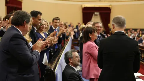 Aplauso al presidente del Senado, Manuel Cruz (PSOE), durante la constituci&oacute;n de la legislatura anterior.