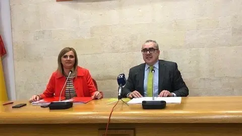 Noelia Cobo y Pedro Hernando, portavoces parlamentarios de PSOE y PRC, respectivamente