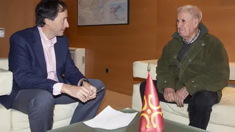El consejero de Obras P&uacute;blicas, Ordenaci&oacute;n del Territorio y Urbanismo, Jos&eacute; Luis Gochicoa, recibe al alcalde de Herrer&iacute;as, Francisco Linares.
