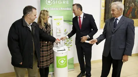 Guillermo Blanco, Rita de la Plaza y el presidente de Sigre depositan medicamentos al informar en rueda de prensa de esta pr&aacute;ctica de reciclaje en Cantabria