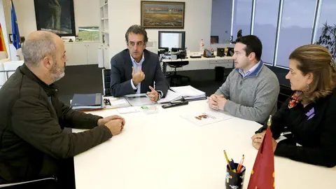 El consejero de Industria con el alcalde de Ramales