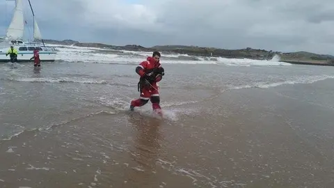 Rescate del ocupante de un catamar&aacute;n a la deriva y su mascota en Suances