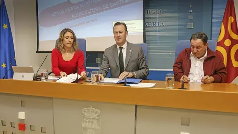 Marta L&oacute;pez, directora de Pesca y Alimentaci&oacute;n; Guillermo Blanco, consejero del ramo; y Miguel Fern&aacute;ndez, presidente de los pescadores c&aacute;ntabros presentan la ley que regular&aacute; el sector