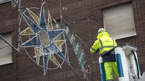 Operarios del Ayuntamiento colocan el alumbrado navide&ntilde;o