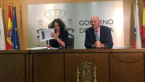 La directora del Instituto y la Tesorer&iacute;a de la Seguridad Social en Cantabria, Eva Su&aacute;rez, y el delegado del Gobierno, Eduardo Echevarr&iacute;a