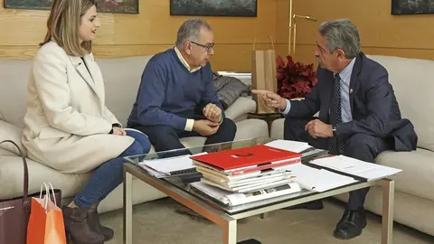 El presidente de Cantabria, Miguel &Aacute;ngel Revilla, recibe al alcalde de Medio Cudeyo, Juan Jos&eacute; Perojo
