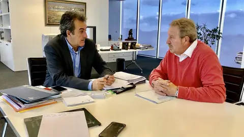 El consejero de Industria, Fracisco Mart&iacute;n, y el alcalde de Anievas,