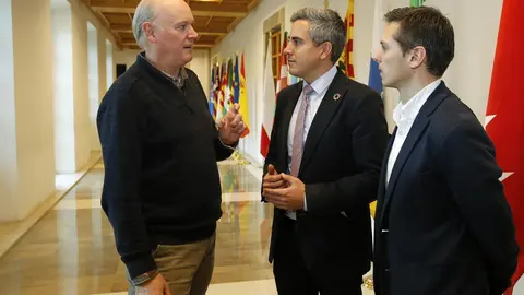 El vicepresidente de Cantabria, Pablo Zuloaga, y el director general de Deporte, Mario Iglesias, onversnado con el presidente de la Federaci&oacute;n C&aacute;ntabra de Ciclismo, &Aacute;ngel Rivero