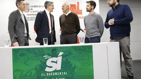 De izquierda a derecha, el director general del Racing de Santander, V&iacute;ctor Alonso; el vicepresidente de Cantabria, Pablo Zuloaga; el presidente de honor del club, Tuto Sa&ntilde;udo, y los directores del documental 'Esta vez, s&iacute;', Juan y Kake Trueba