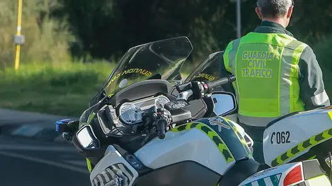 Un agente de la Guardia Civil de Tr&aacute;fico durante una campa&ntilde;a especial de la DGT de vigilancia y control de furgonetas.