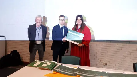 De izquierda a derecha: Bodo Zehm, director t&eacute;cnico del Itinerario Megalithic Routes, Stefano Dominioni, director del Instituto Europeo de Itinerarios Culturales y Vanesa Balaguer Alonso, gerente de la ADT Campoo Los Valles