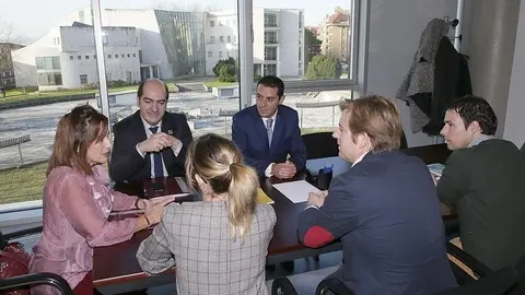 La consejera de Empleo y Pol&iacute;ticas Sociales, Ana Bel&eacute;n &Aacute;lvarez, y miembros de su equipo se re&uacute;nen con la Comisi&oacute;n Ejecutiva de la Federaci&oacute;n de Municipios de Cantabria