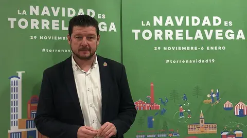 El concejal de Dinamizaci&oacute;nd e Torrelavega, Jes&uacute;s S&aacute;nchez, en la rueda de prensa