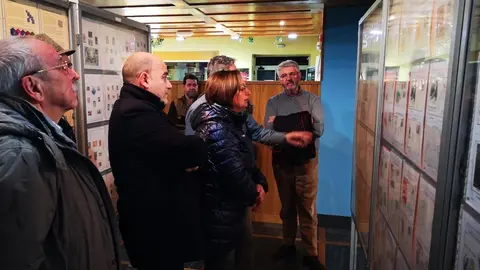 La alcaldesa de Laredo, Charo Losa, visita en la Oficina de Turismo la VI Exposici&oacute;n Filat&eacute;lica de la Asociaci&oacute;n San Roque
