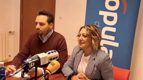 La portavoz del PP, Ana Urrestazu, y el diputado regional del PP &Aacute;lvaro Aguirre
