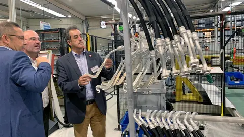 El consejero de Industria, Innovaci&oacute;n, Comercio y Transporte, Francisco Mart&iacute;n; el director de Sodercan, Javier Carri&oacute;n, y el director de la planta, Marcos D&iacute;az