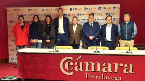 Emprendedores que presentaron sus proyectos en Torrelavega posan con el alcalde de la ciudad, Javier L&oacute;pez Estrada, el vicepresidente de la C&aacute;mara de Comercio, Jos&eacute; Luis Quintanilla, y el coordinador de FIDBAN, V&iacute;ctor Gij&oacute;n