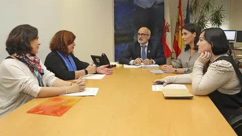 La concejal de Turismo de Santander, Miriam D&iacute;az; la gerente del Servicio C&aacute;ntabro de Salud, Celia G&oacute;mez; el consejero de Sanidad, Miguel Rodr&iacute;guez, la alcaldesa, Gema Igual, y la edil de Salud, Noem&iacute; M&eacute;ndez
