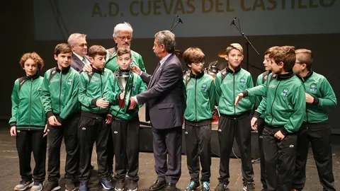 El presidente de Cantabria, Miguel &Aacute;ngel Revilla, ha entregado varios premios en la Gala del F&uacute;tbol C&aacute;ntabro 2019