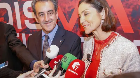 El consejero de Innovaci&oacute;n e Industria, Francisco Mart&iacute;n, con la ministra en funciones, Reyes Maroto