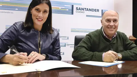 La alcaldesa de Santander, Gema Igual, y el presidente de la asociaci&oacute;n ASPACE, Jos&eacute; Manuel Cruz, firman el convenio