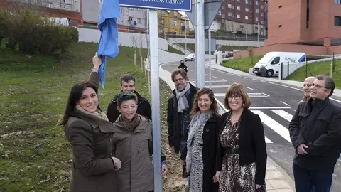 La alcaldesa de Santander, Gema Igual, descubre la placa que bautiza a una nueva calle de Santander con el nombre de 'Poeta Matilde Cam&uacute;s'