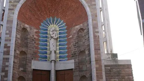 Visitantes ante la iglesia de la Virgen Grande de Torrelavega