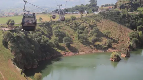 Telecabina de Cab&aacute;rceno. Turismo. Turistas. Cantabria. 