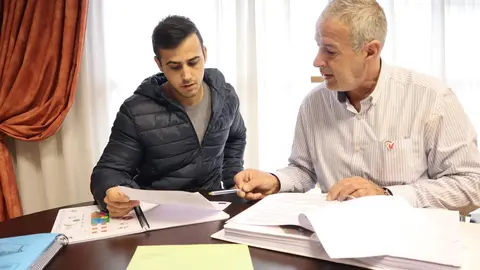 EL alcalde de Hazas de Cesto, Jos&eacute; Mar&iacute;a Ruiz G&oacute;mez (derecha), y el teniente de alcalde, Alejandro Llano Mart&iacute;nez, en una reuni&oacute;n de trabajo