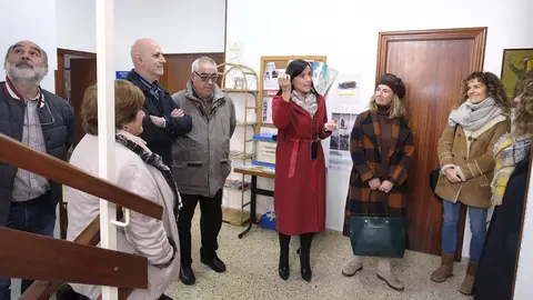 La alcaldesa, Gema Igual, y la concejala de Cultura, Mar&iacute;a Luisa Sanju&aacute;n, con vecinos de Monte