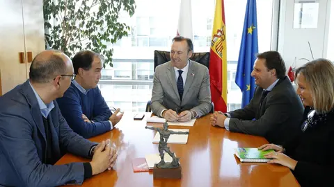 El consejero de Desarrollo Rural de Cantabria, Guillermo Blanco (centro), durante su encuentro con los representantes del Colegio Oficial de Ingenieros Agr&oacute;nomos de Castilla y Le&oacute;n y Cantabria