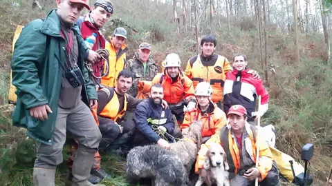 EuropaPress_2536705_Bomberos_del_112_con_los_tres_perros_rescatados_de_la_torca