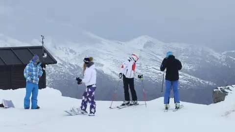    Alto Campoo estrena este fin de semana un nuevo servicio denominado 'Las Huellas del Chivo', consistente en un paseo tur&iacute;stico en m&aacute;quina pisapistas por la estaci&oacute;n y que busca ofrecer una nueva forma de disfrutarla