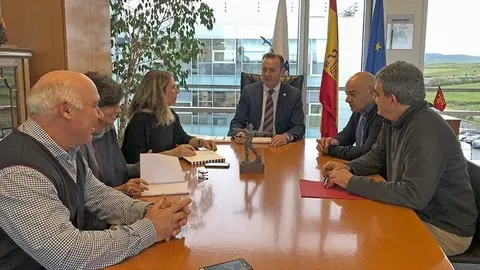 El consejero de Desarrollo Rural, Ganader&iacute;a, Pesca, Alimentaci&oacute;n y Medio Ambiente, Guillermo Blanco, durante su encuentro con representantes de SAT Li&eacute;bana