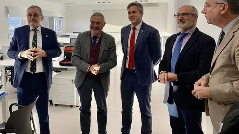 El vicepresidente de Cantabria, Pablo Zuloaga (centro), y el consejero de Sanidad, Miguel Rodr&iacute;guez (cuarto por la izquierda) visitan el IDIVAL
