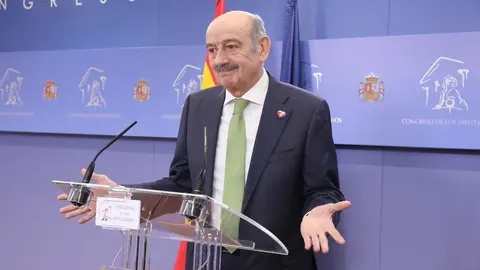 El diputado del Partido Regionalista de Cantabria (PRC), Jos&eacute; Mar&iacute;a Maz&oacute;n ofrece rueda de prensa en el Congreso de los Diputados tras su consulta con el Rey 